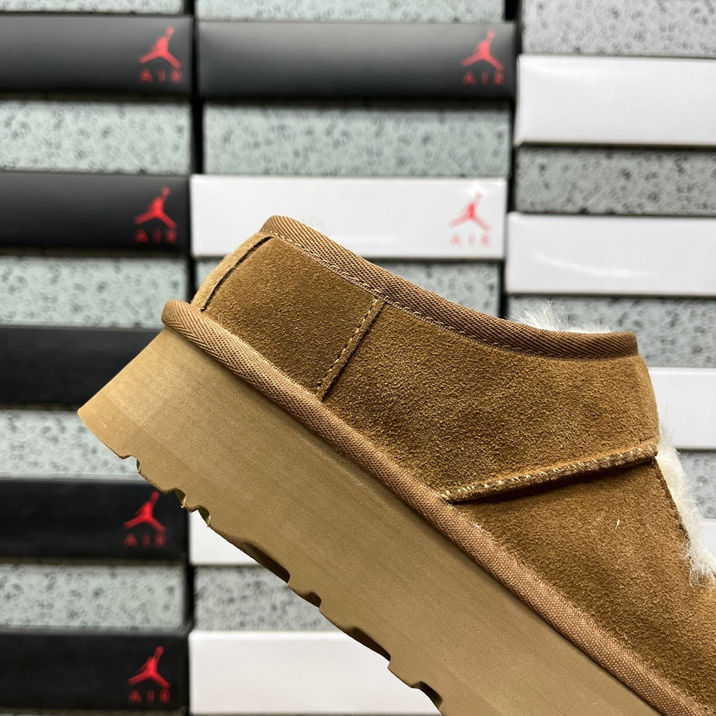 UGG Kallen Lace Platform Slipper – Suede Mule with Natural Shearling Lining, Suede UGG Logo Patch & Chunky Tonal Platform Sole in Chestnut